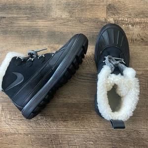 NEW- NEVER WORN- Women’s Nike Woodside Chukka 2 Black-fleece lined, size 9